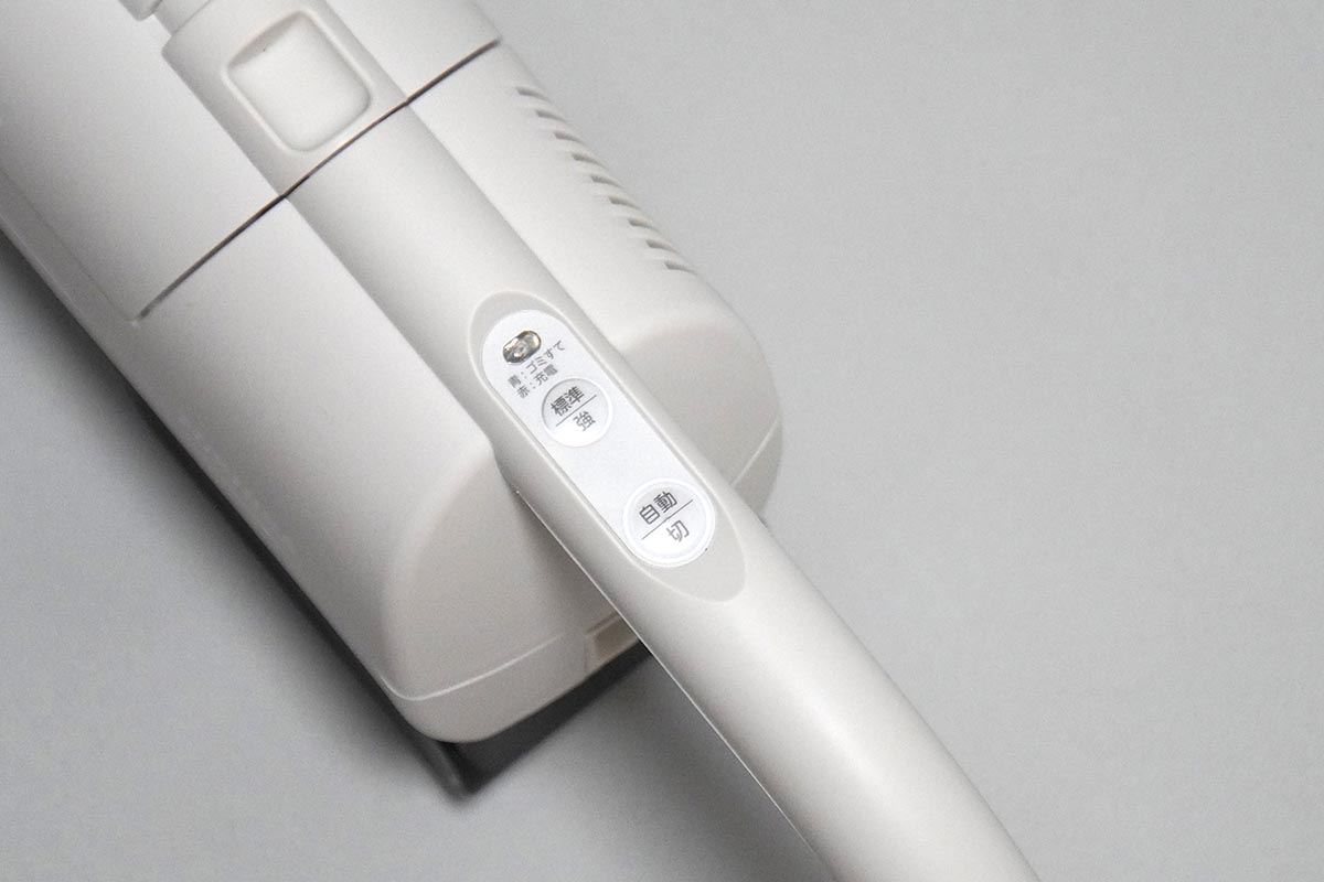 VC-CLP54の操作はシンプル。吸引力を選択できる「標準/強」か床面の種類などで吸引力を自動調整する「自動/切」のどちらかが選べます。バッテリーは標準モードで約45分持続