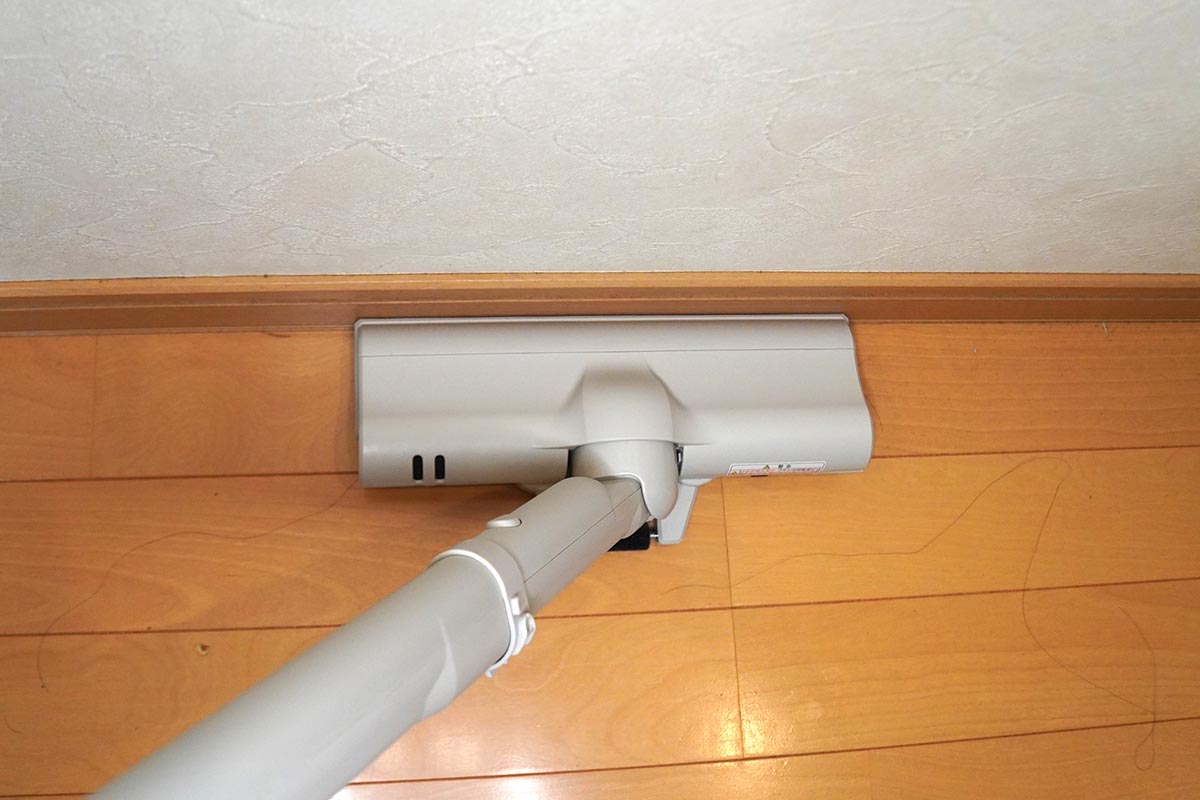自走ヘッドで床の上を滑るように掃除。ヘッド裏の車輪で左右にも軽い力で動き、壁際の掃除も楽でした