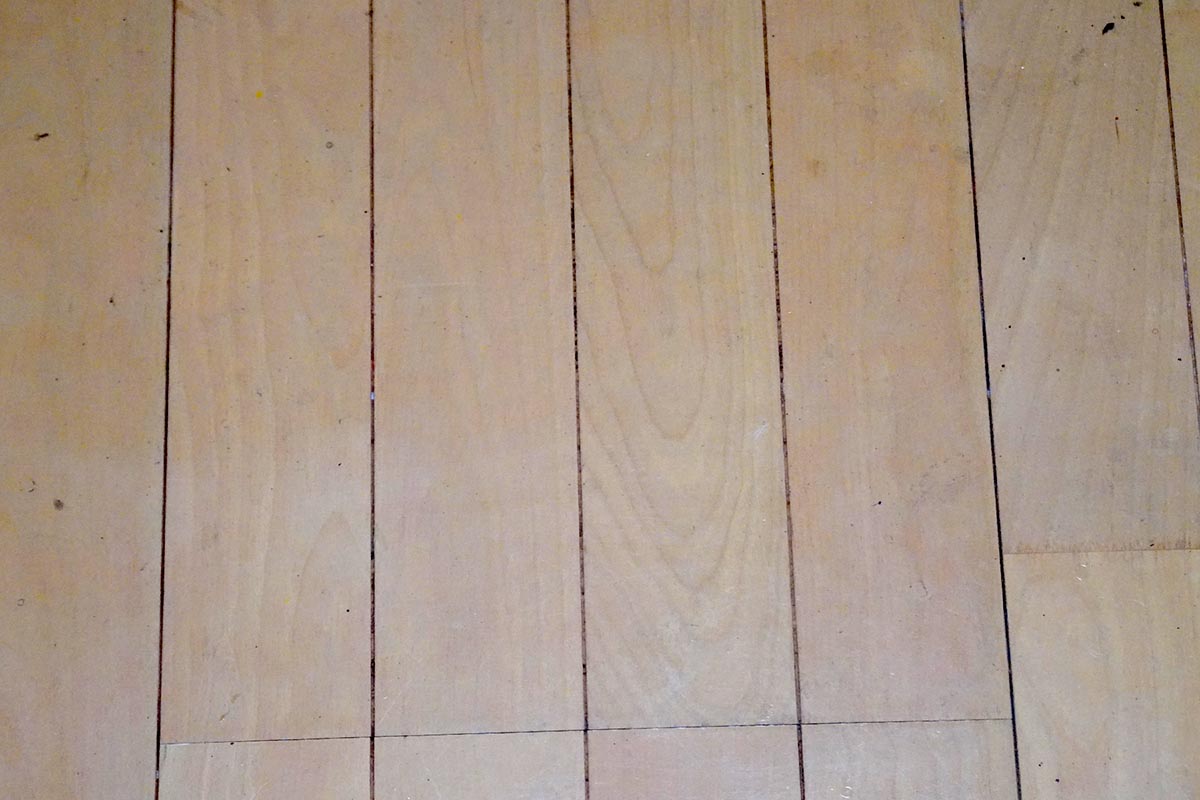 掃除前(上写真)は白かったフローリングの溝が、掃除後(下写真)はしっかりと除去できています