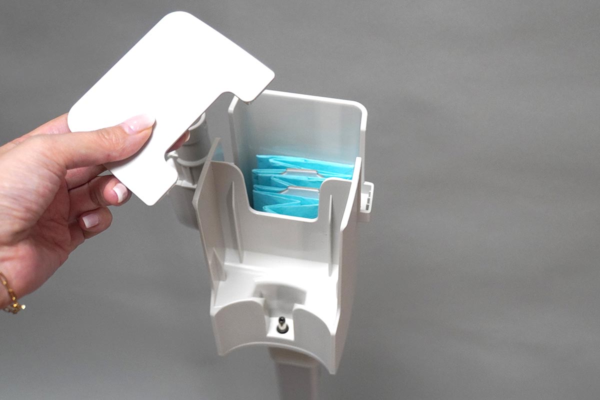 付属する充電スタンド上部には紙パックを収納できるケース付き。交換時に紙パックを探し回る必要がなく便利です