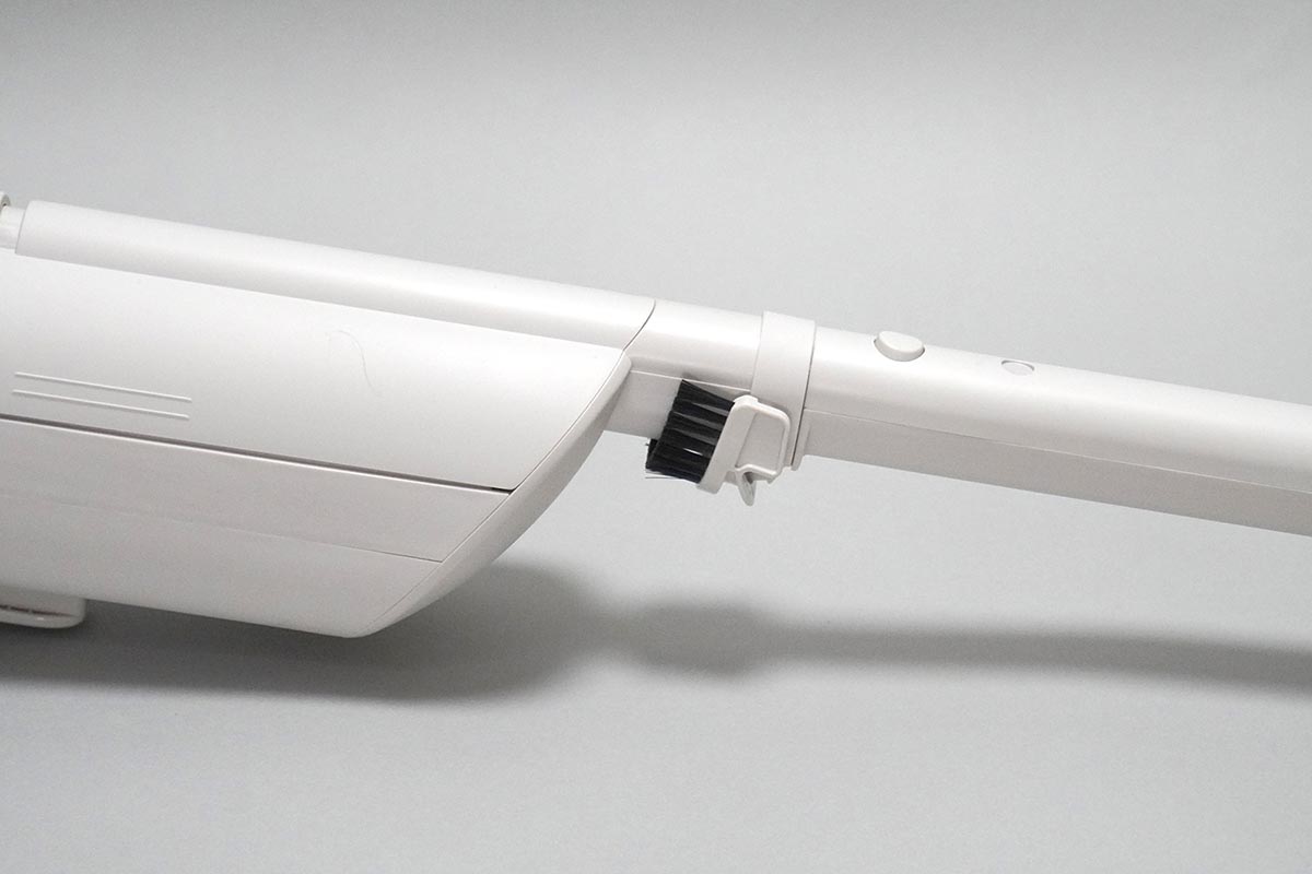 本体に常に装着されている「ワンタッチブラシ」。使用したいときは角度を変えて引き出すだけ。サッシの溝や家具まわりの掃除がスムーズに行なえます