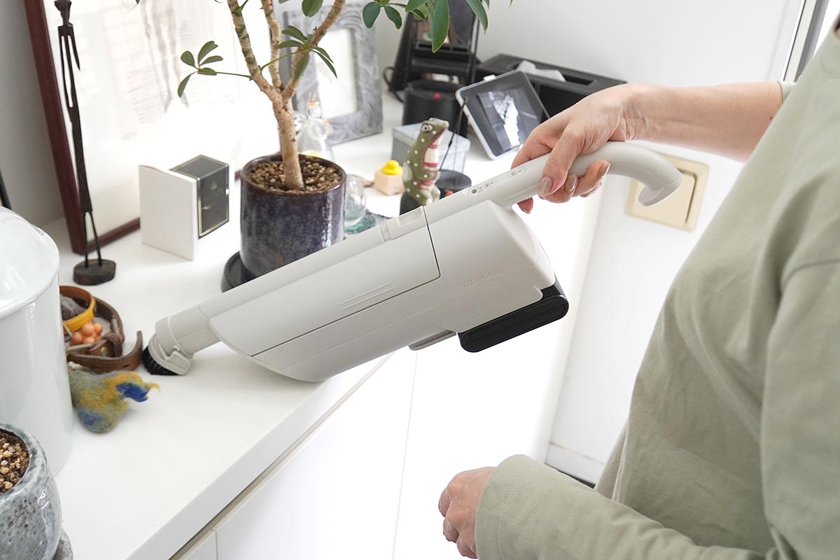 本体に常に装着されている「ワンタッチブラシ」。使用したいときは角度を変えて引き出すだけ。サッシの溝や家具まわりの掃除がスムーズに行なえます