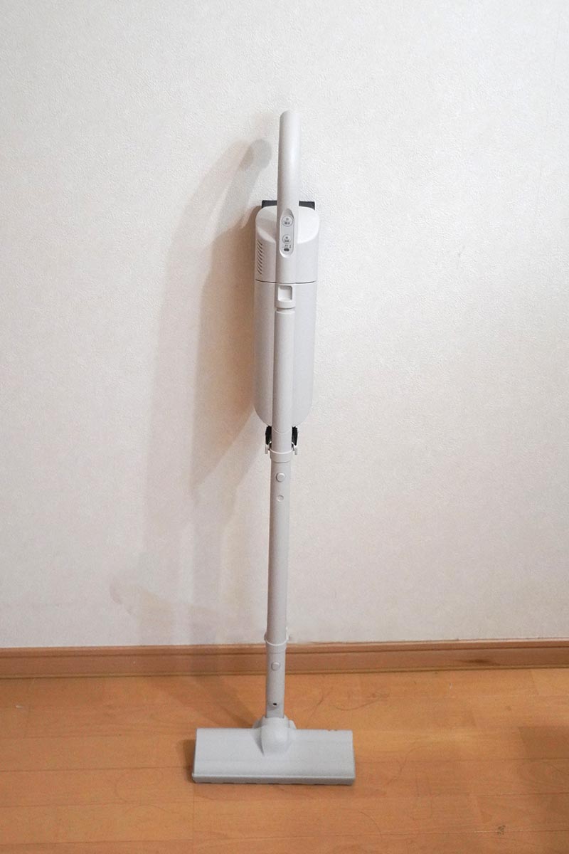細部に東芝らしい使い勝手の良さがあるのも魅力。たとえば、VC-CLP54は本体裏にシリコンの滑り止めがあり、壁に立てかけても倒れにくい構造になっています