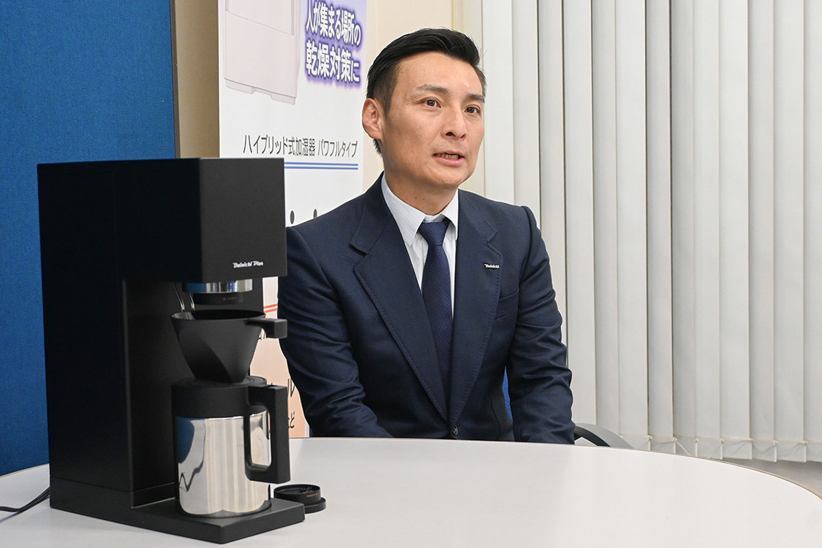 ハンドドリップの味を再現するため、回転式ノズルを採用した