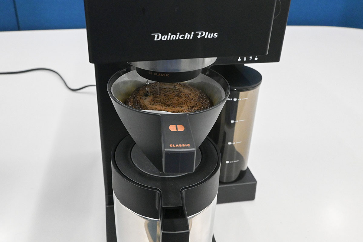 「NEW WAVE」と「CLASSIC」の各モードで淹れたコーヒーを試飲。なお、4杯分のコーヒーを淹れるための所要時間は15分程度となる