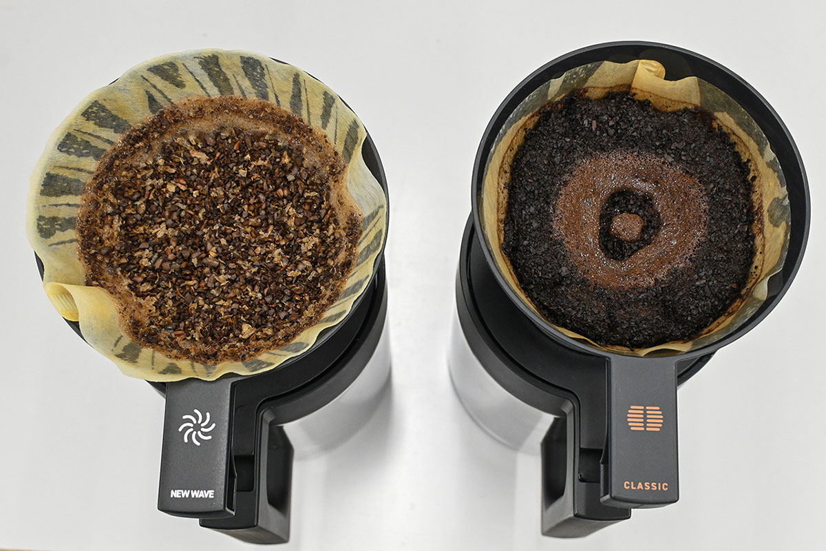 左が「NEW WAVE」モード、右が「CLASSIC」モードで抽出した後のフィルターの様子。お湯の注がれ方が異なるため、粉の広がり方に違いが出ている