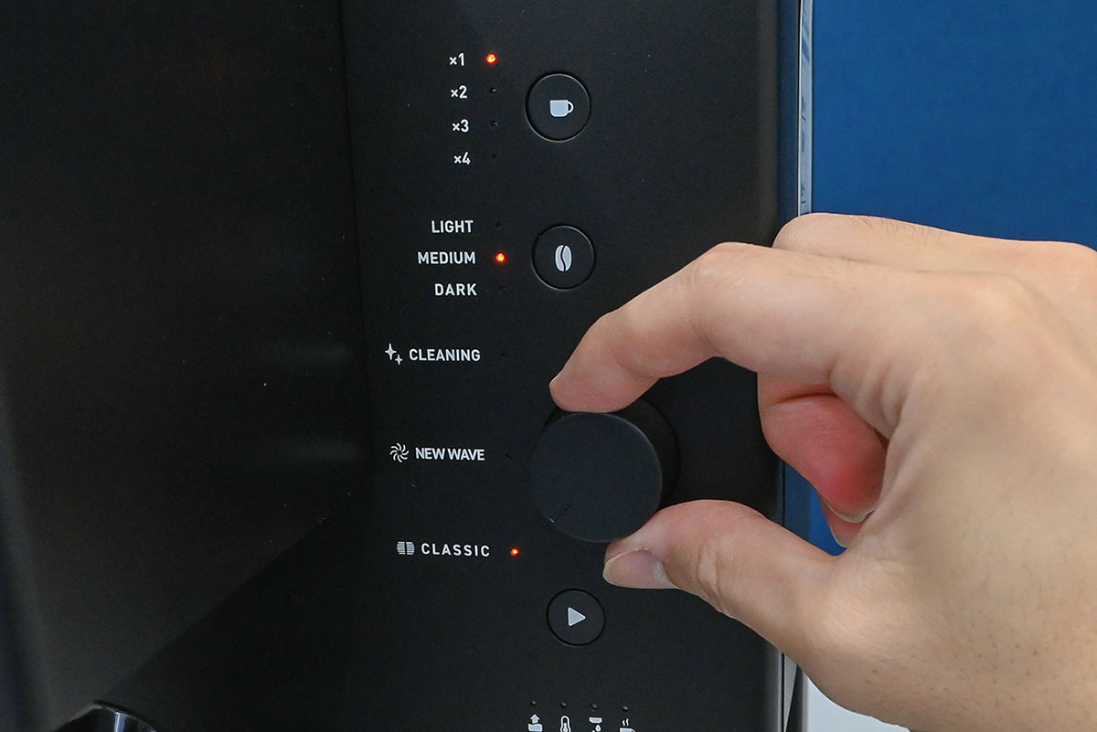 本体の操作ボタンおよびノブで、モードや豆の焙煎度合いなどを切り替えられる