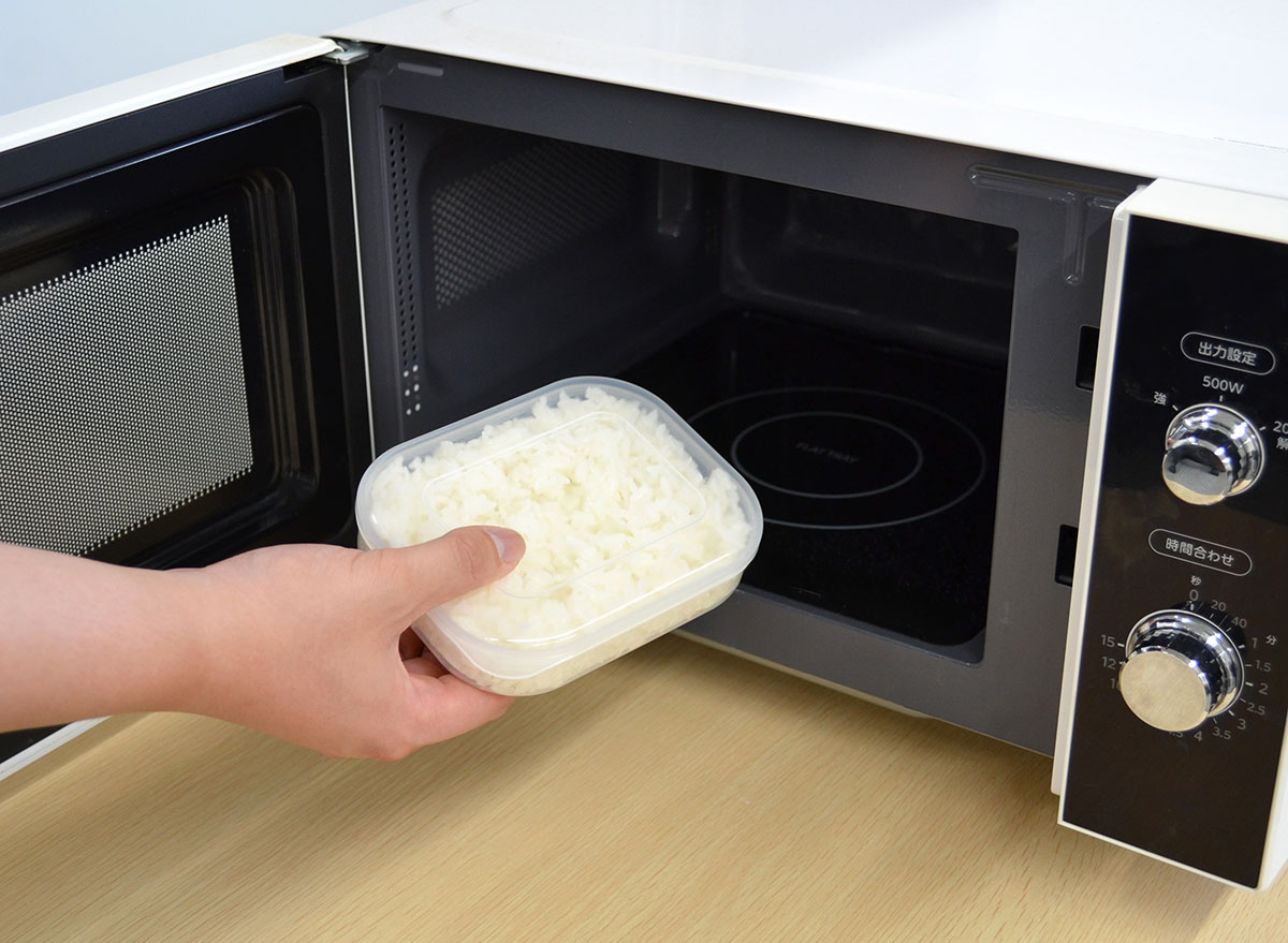 電子レンジで加熱しても冷凍ごはんがベタつかないという