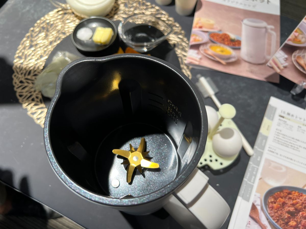 ポットの底にかくはん用のカッターを備える