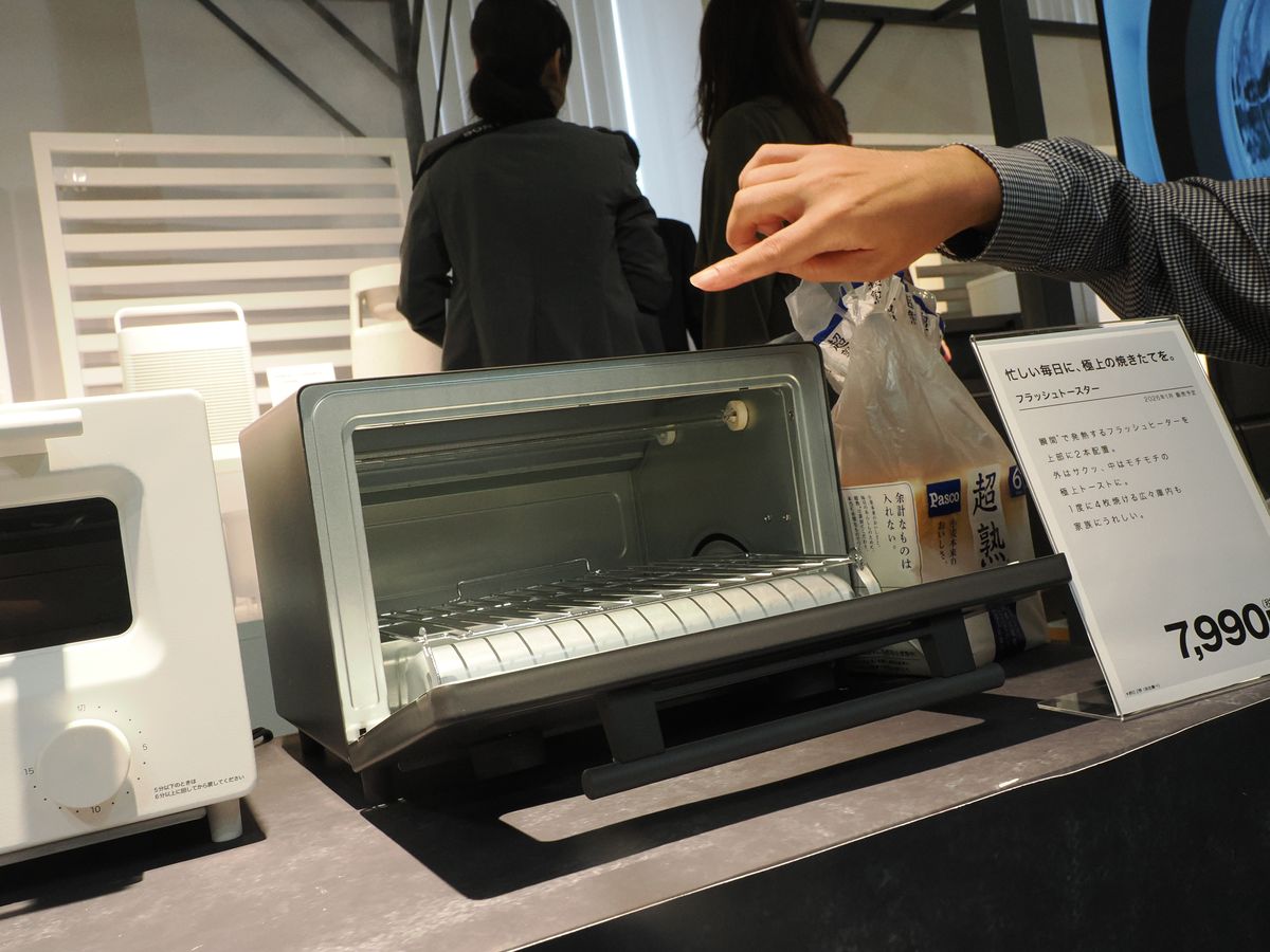 上部に独自の「フラッシュヒーター」を搭載