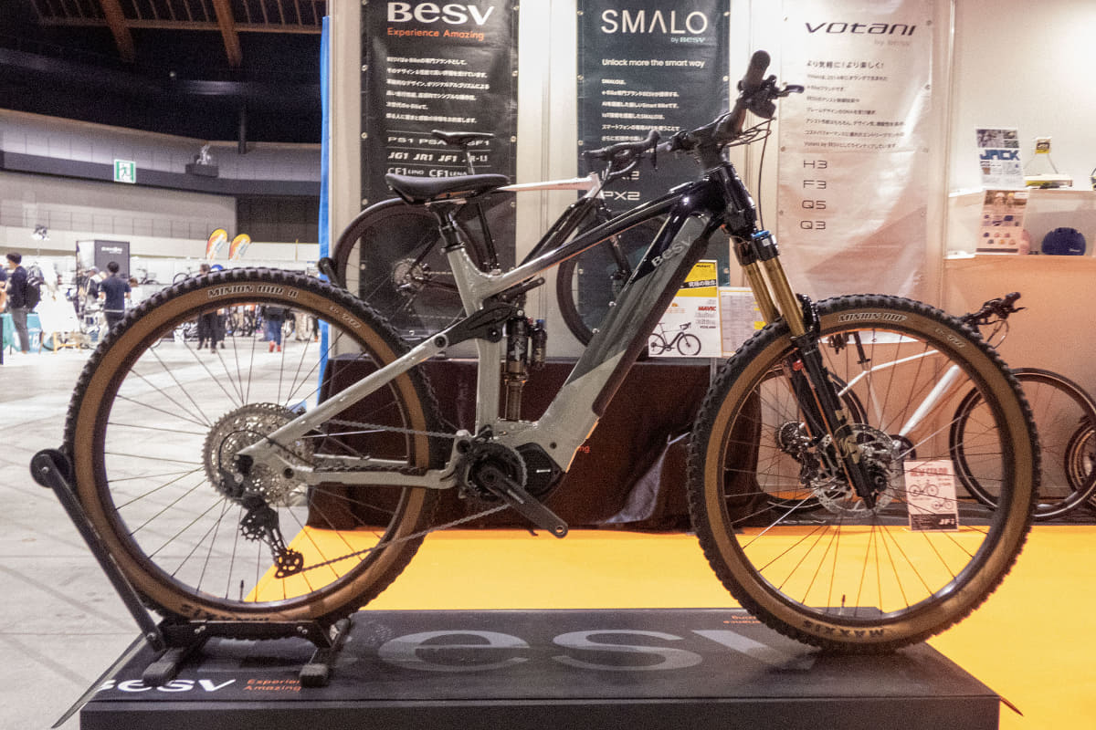 ベスビーのフルサスe-MTB「TRS1.3」をベースにしたFOXモデル