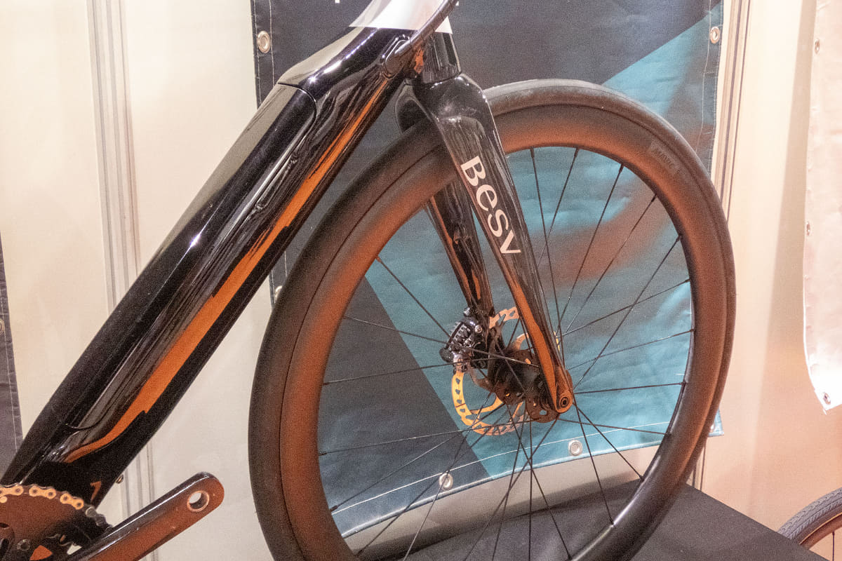 フロントフォークはカーボン