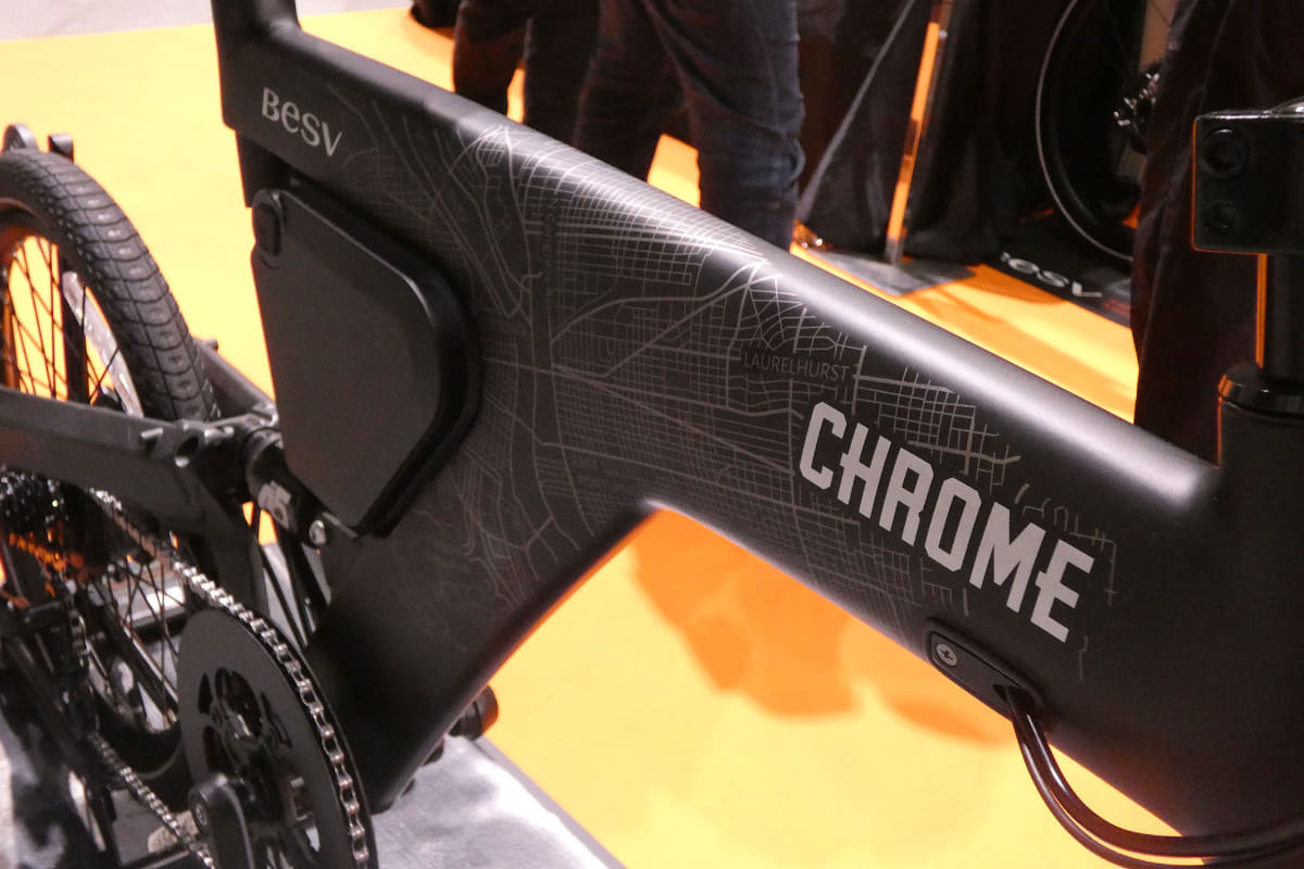 ボディにはクロームならではの都市感のあるデザインがあしらわれる