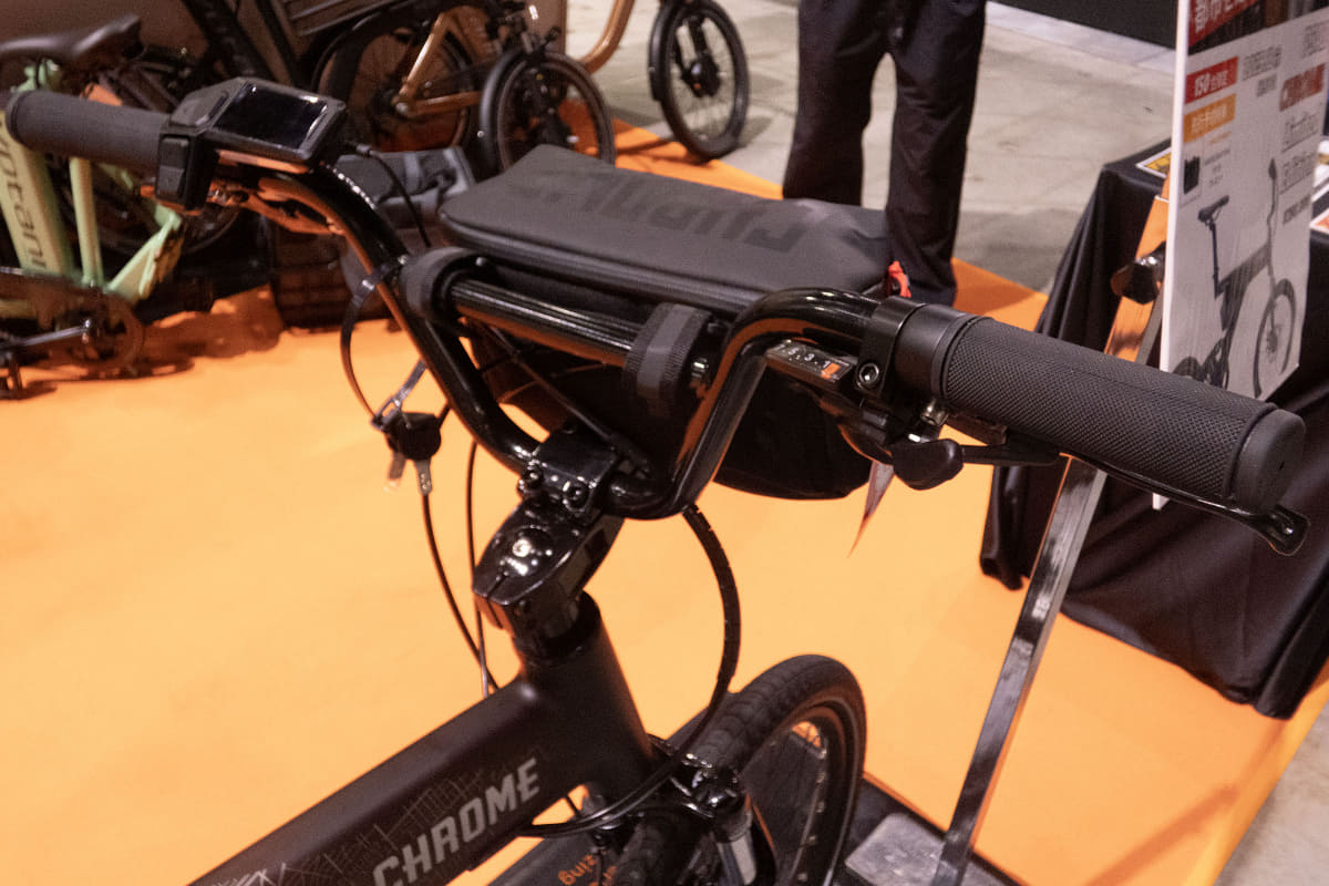 現行モデルとはハンドル周りも異なる。2025年11月末までに予約すると、CHROME×BESVコラボレーションアイテムとして「HELIX HANDLEBAR BAG(ヘリックス ハンドルバーバッグ)」がプレゼント