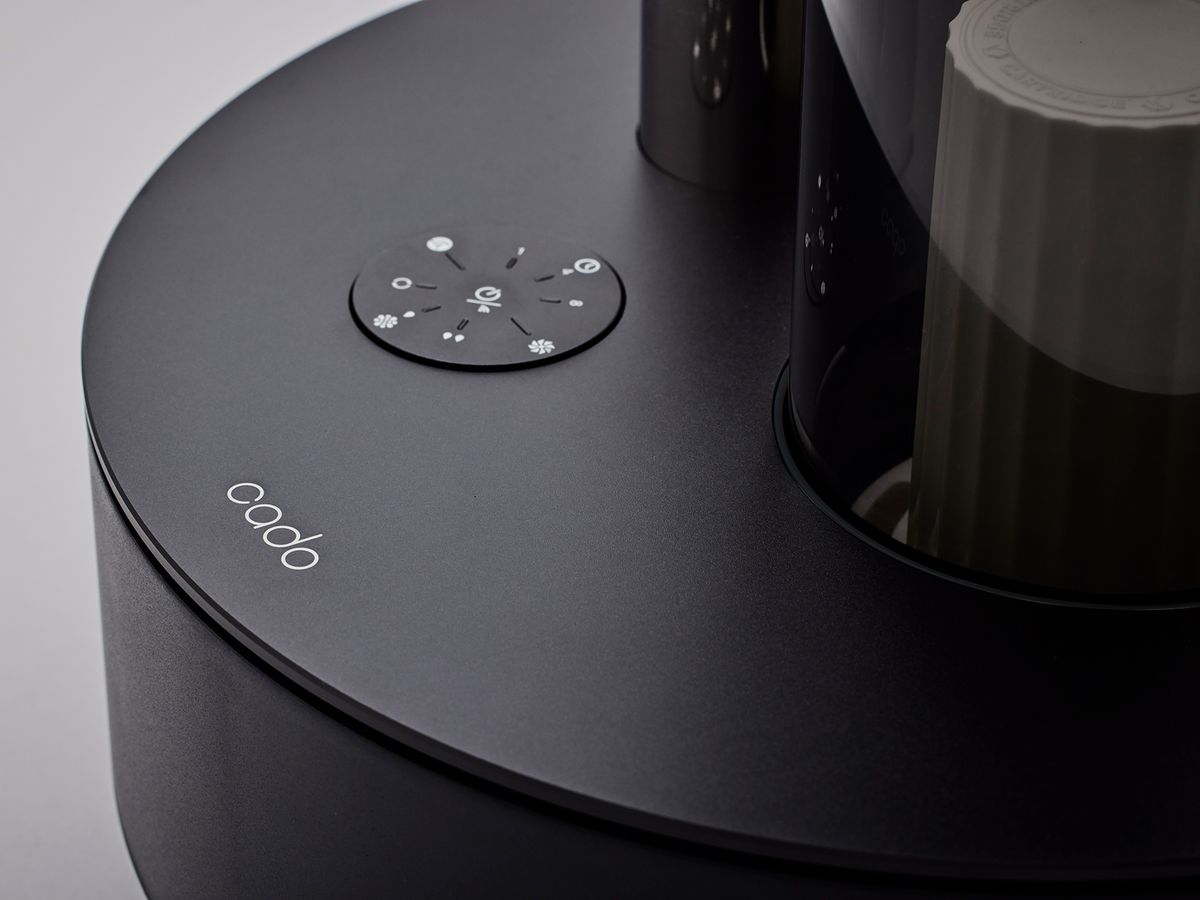 ブラックアルマイト仕上げのトップパネルで上質感を追求