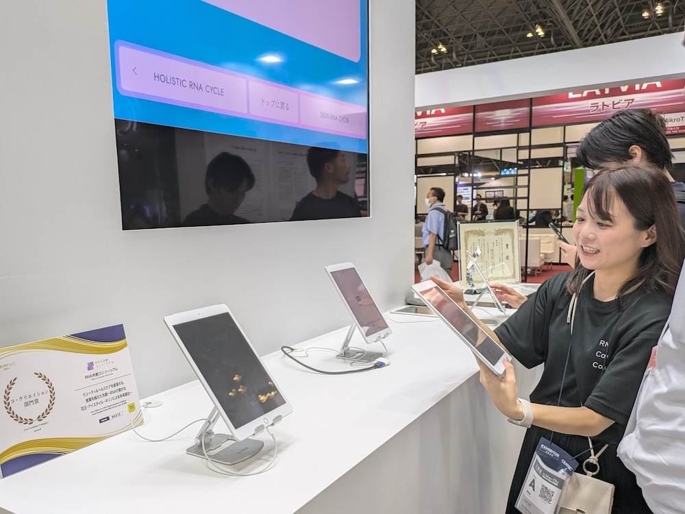 アプリを使って、簡易的に肌タイプを調べられる