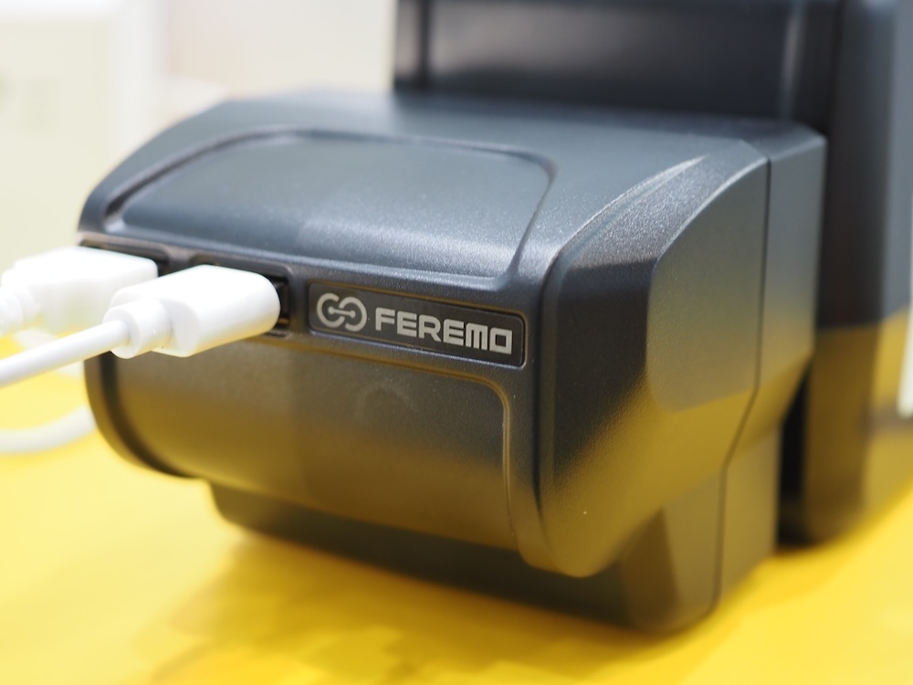 別途発売予定の「USBアダプタ」を、自転車のバッテリーに取り付けると、様々な機器にUSB給電できる