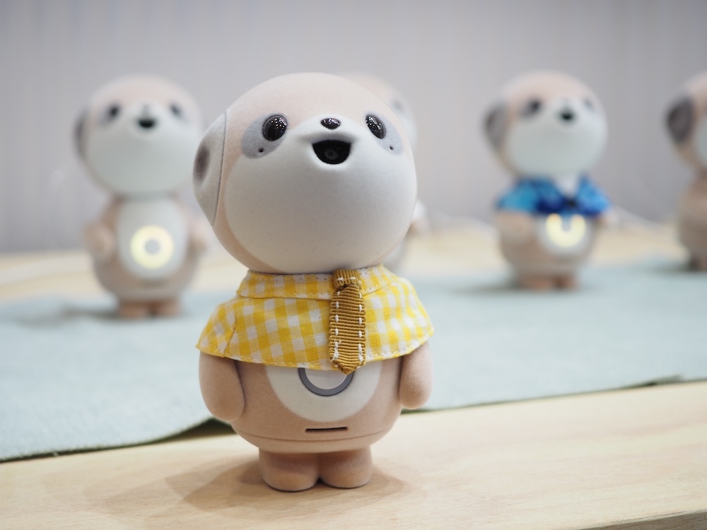 初期設定時にのみスマートフォンが必要。初期設定後は、Wi-Fiがつながる環境であれば、スタンドアロンで会話を交わせる