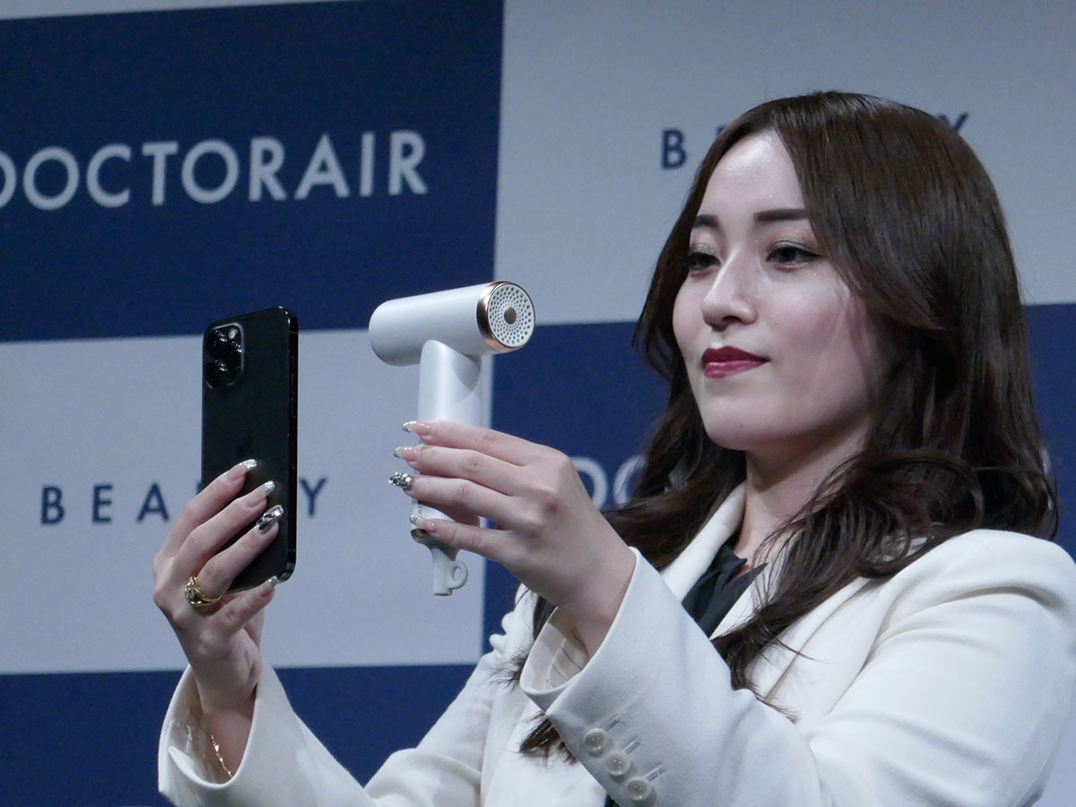 スマホと並べてもコンパクト