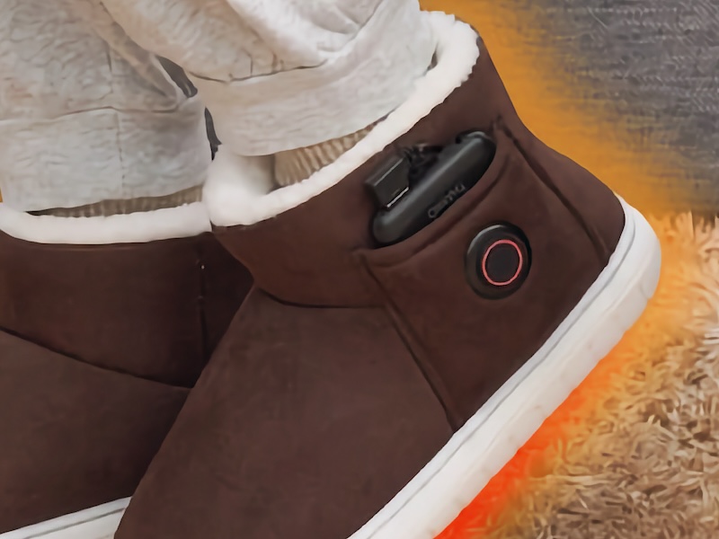 外側側面にモバイルバッテリーを収納できるポケットを備える