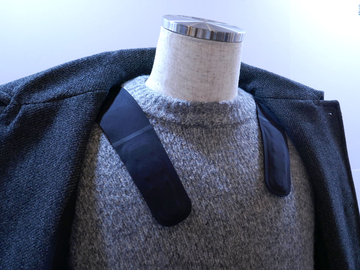 衣服の上からも使えて、コートの下に装着しても目立ちにくい