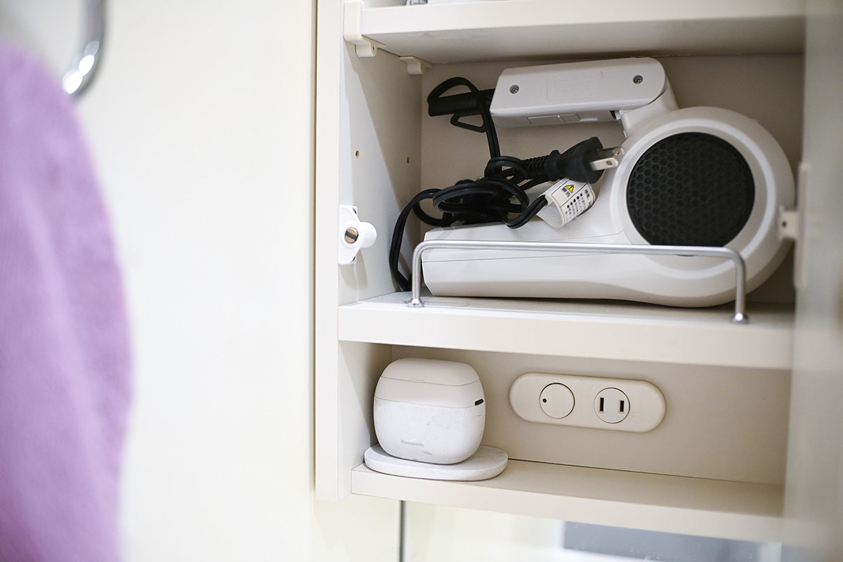 我が家は鏡裏のスペースにドライヤーを保管。折りたたみ式でギリギリのところ……