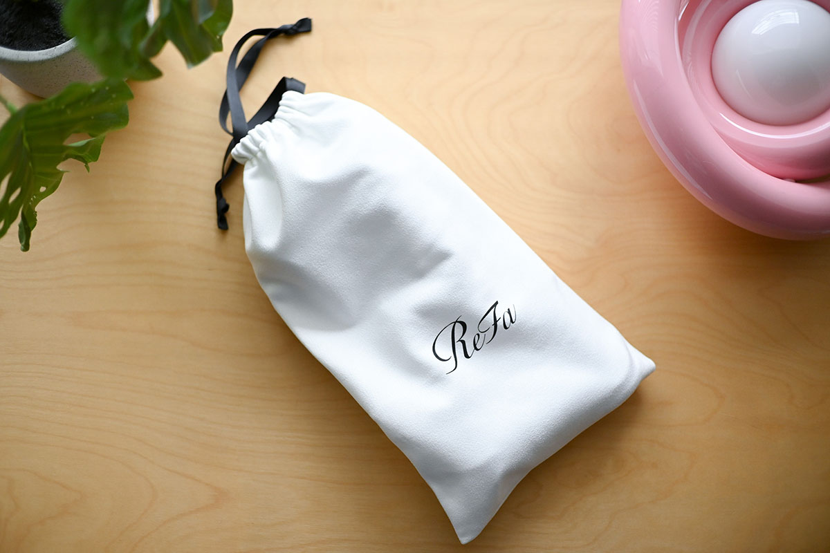 柔らかな布地の収納ケースも付属。旅行にも活躍しそう