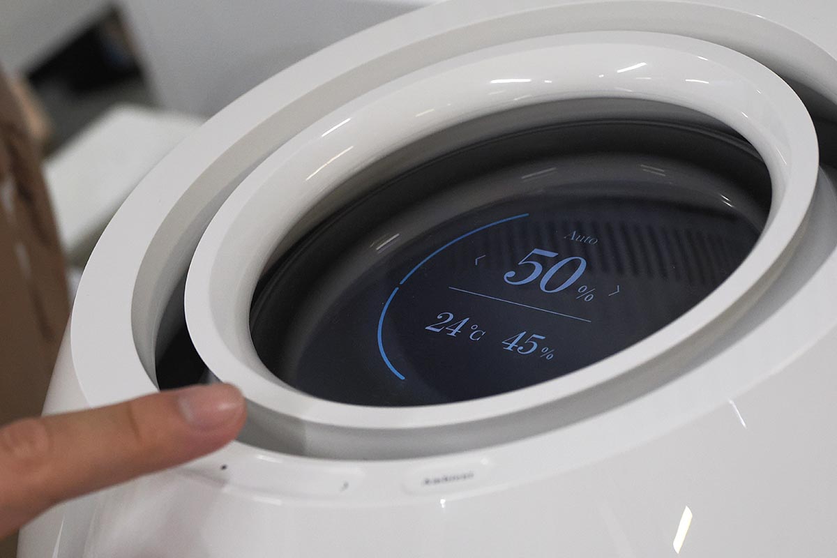 大きなディスプレイとタッチ操作部