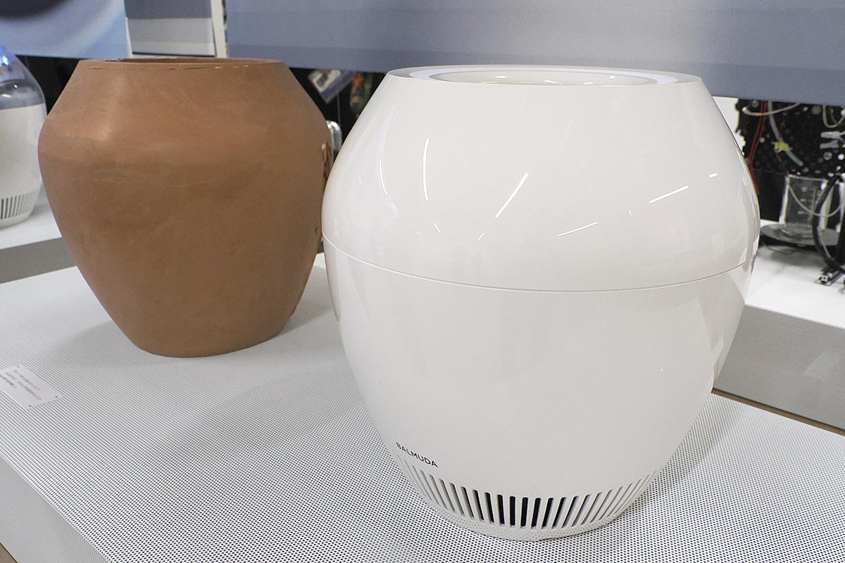 本体の奥にあるのは初期のモック