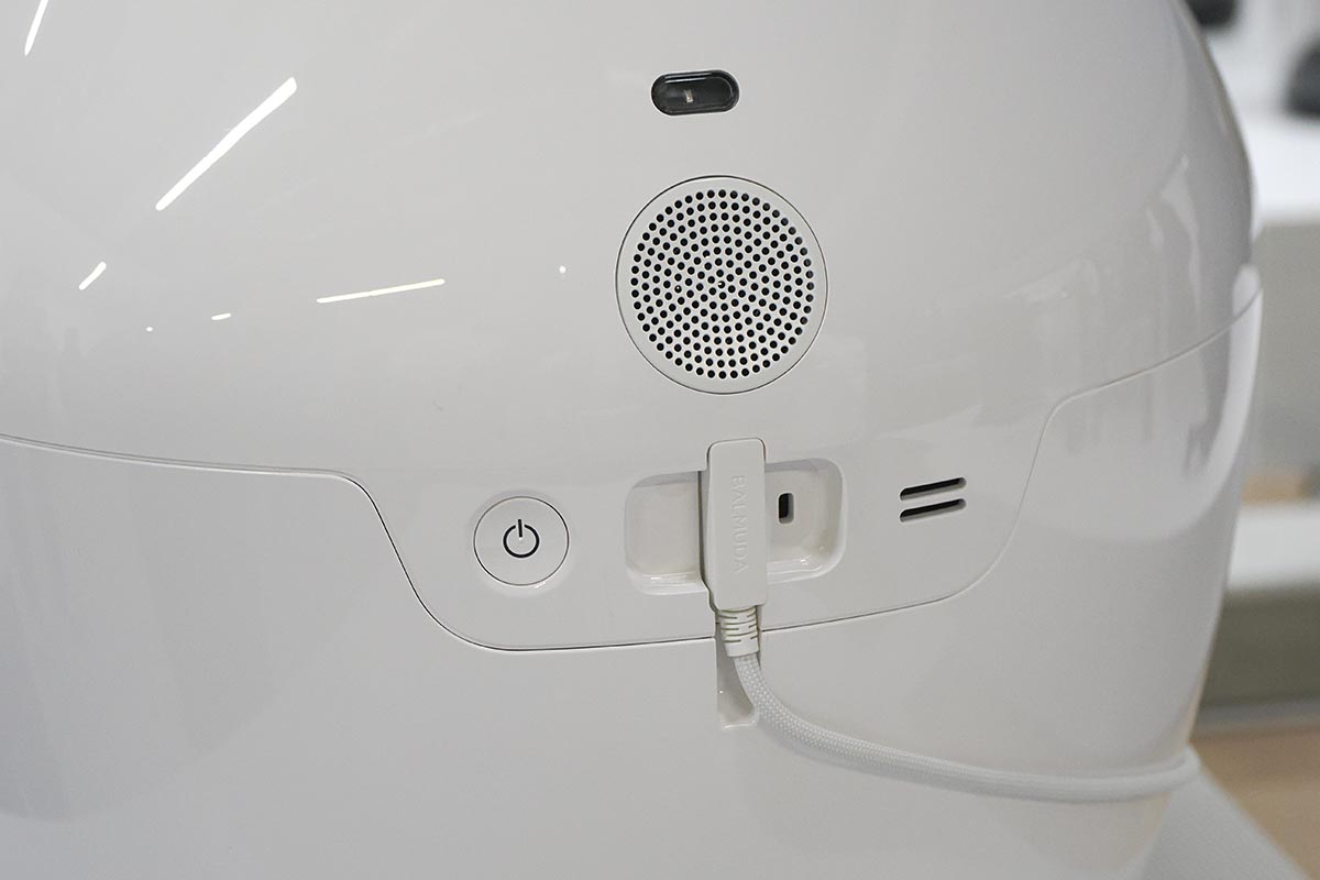 本体背面にスピーカーを配置