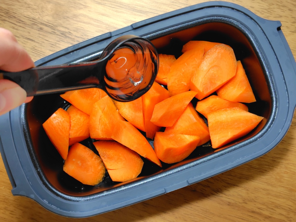 カットした野菜を少量の水をプレートに入れ、フタをして電子レンジで加熱