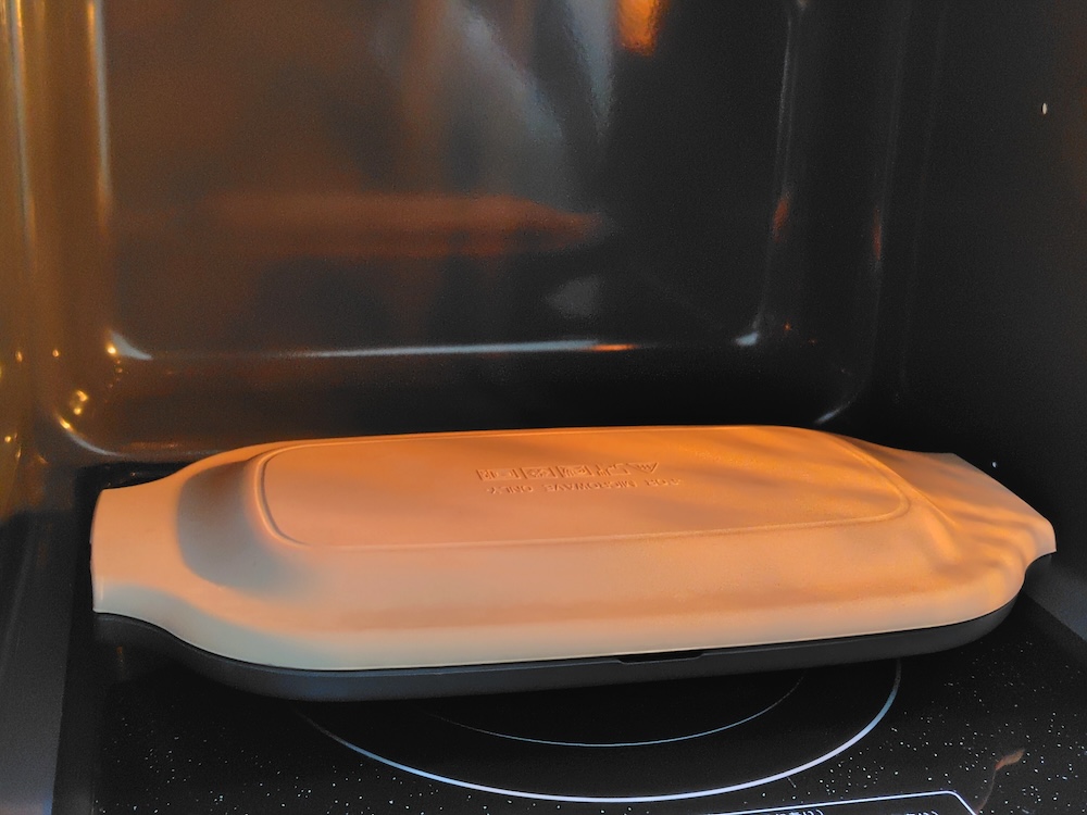 食材をプレートに入れ、フタをして電子レンジで数分加熱する