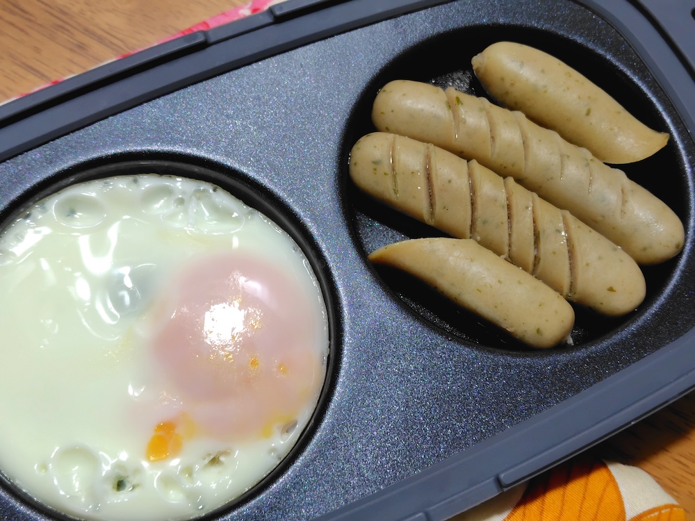目玉焼きとソーセージは2～3分ほどで調理できる