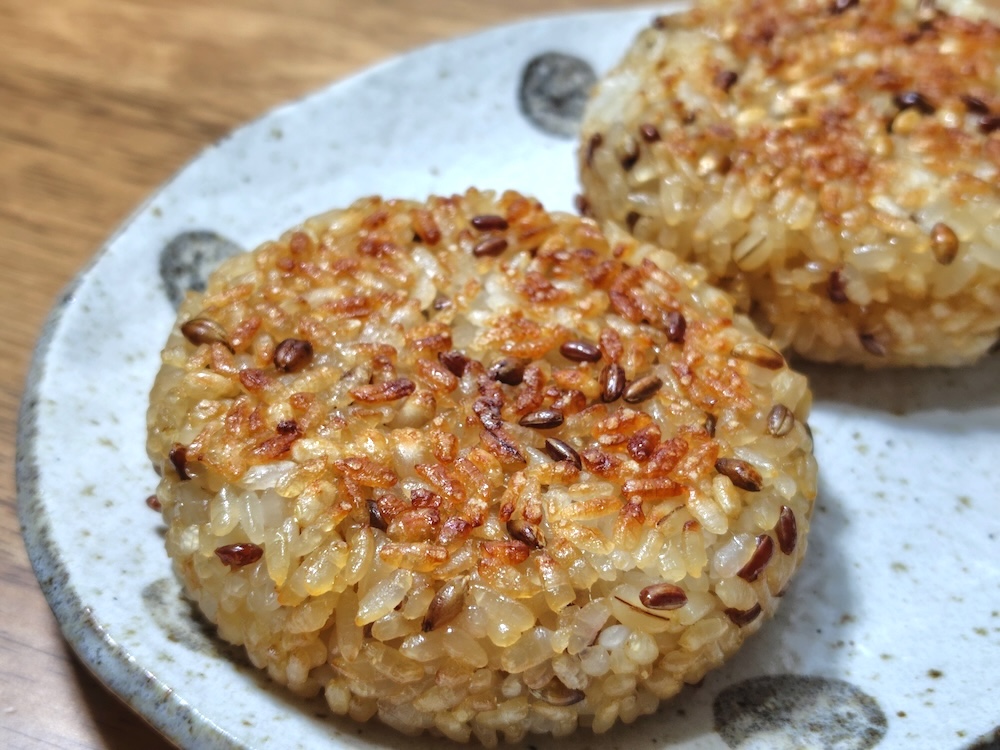 両面に焼き目をつけるには途中でひっくり返す必要がある