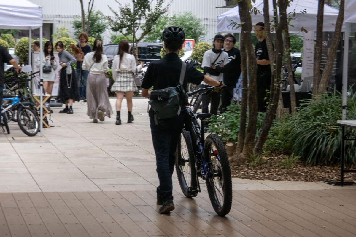 代官山なのでミニベロやクロスバイクが人気かと思いましたが……開始早々e-MTBを試乗する参加者