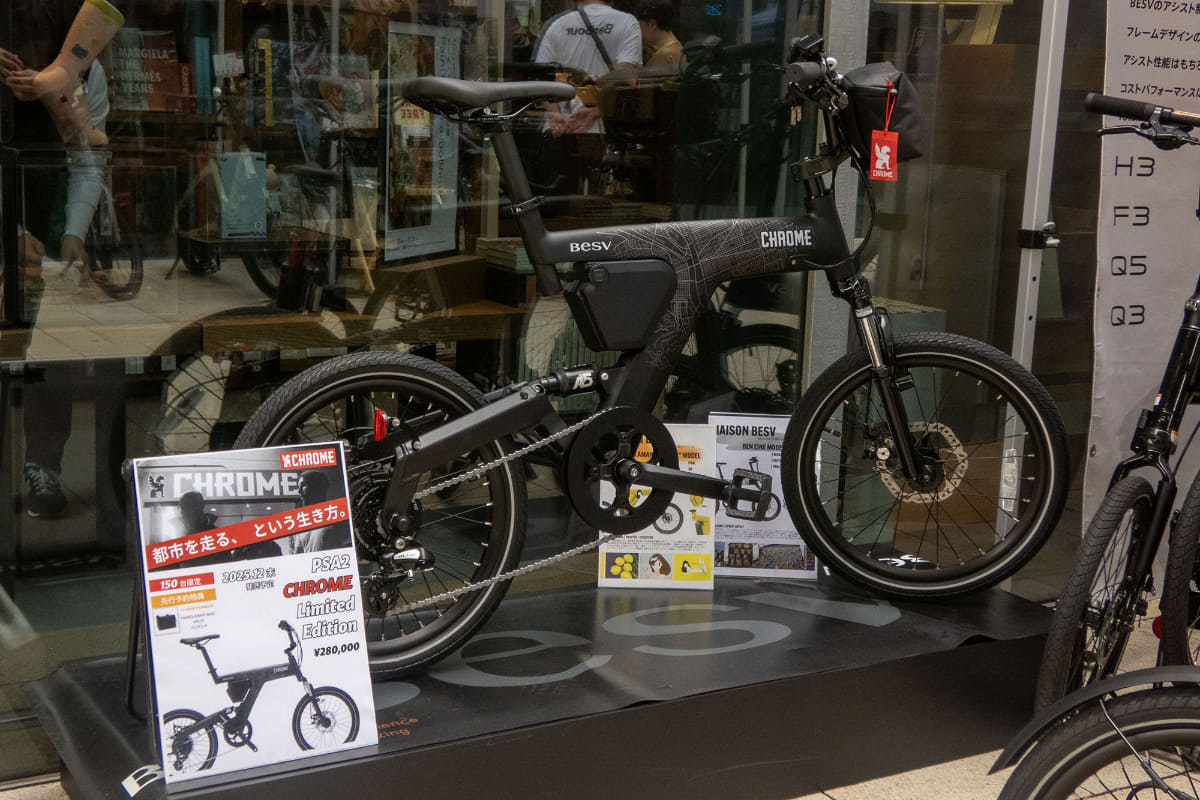 12月発売予定の「CHROME(クローム)」とのコラボモデルも展示。イベントでなく書店目的の人も注目していました