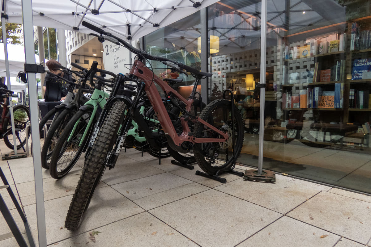 フルサスe-MTB、クロスバイク、ロードバイクがズラリ