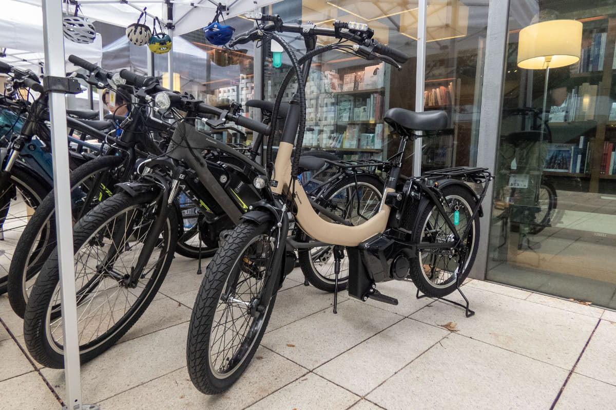 展示のみでしたが新モビリティの「MU」も。まるで自転車なのにウィンカーやナンバーが付いていることに興味津々