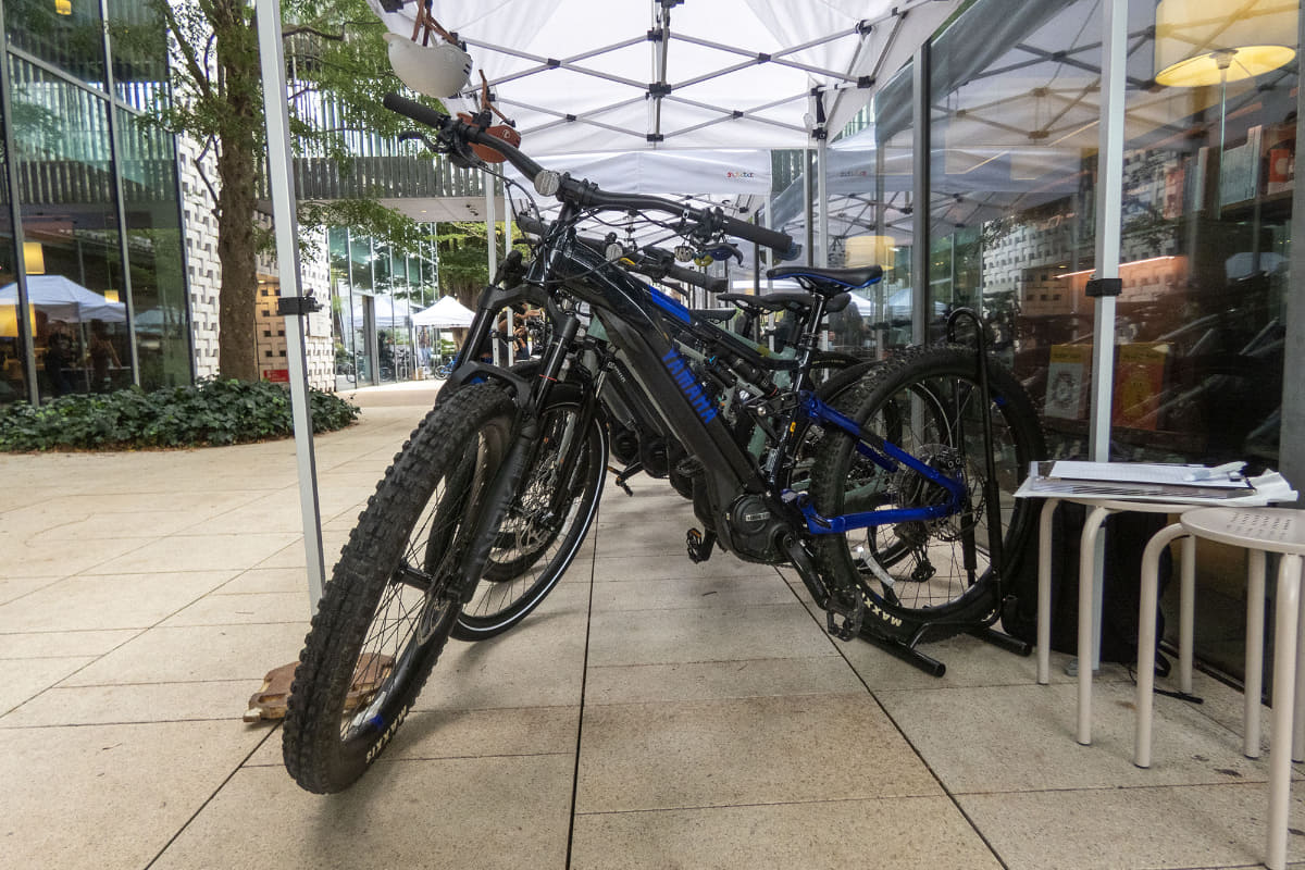 フルサスe-MTB「YPJ-MT Pro」も。前半の試乗に向かう参加者の写真はこのモデル