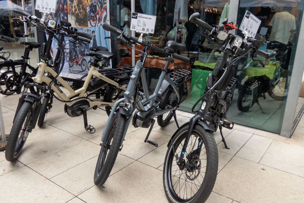 アキボウのブースではターン、フジ、ダホンの3ブランドがズラリ