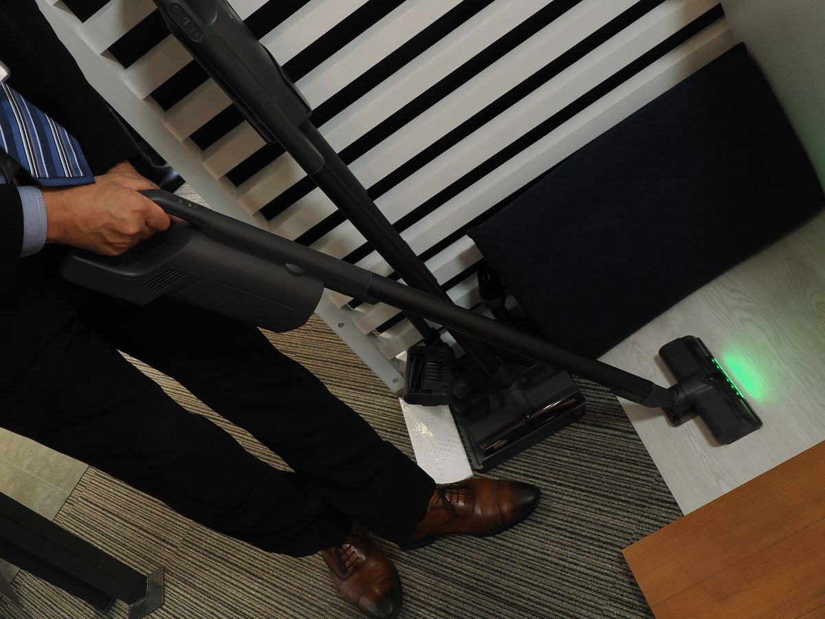 床用ブラシにLEDライトを搭載