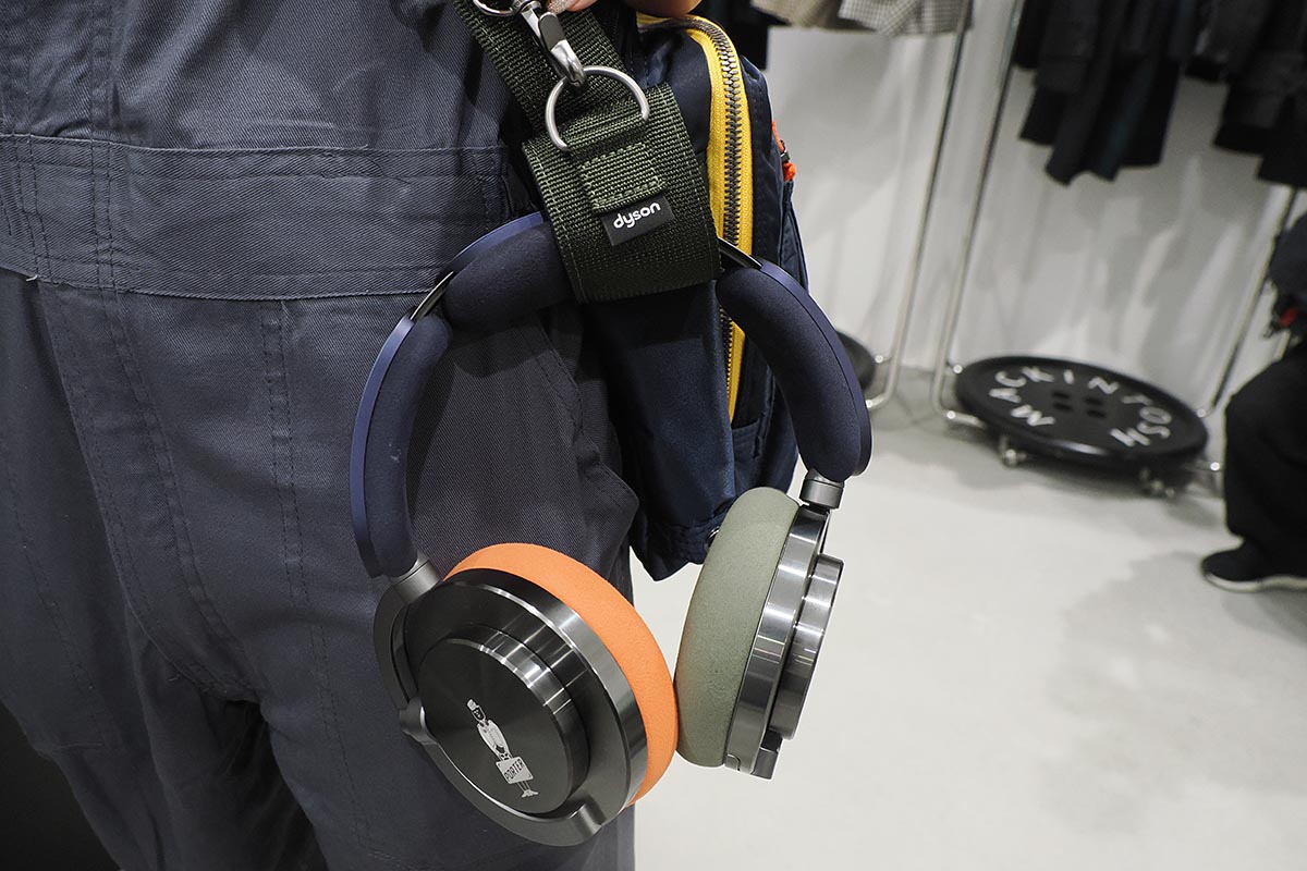 ヘッドホンを装着できる専用ストラップ付き