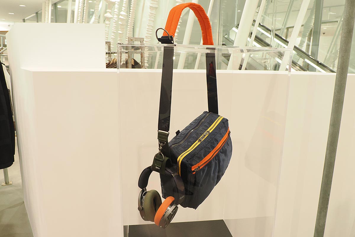 独自のショルダーストラップで簡単に長さが調整できる