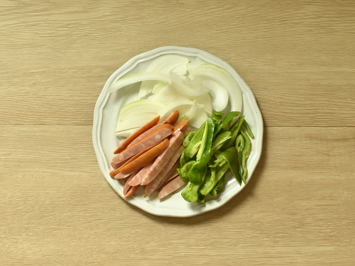 具材はあらかじめ切っておきます