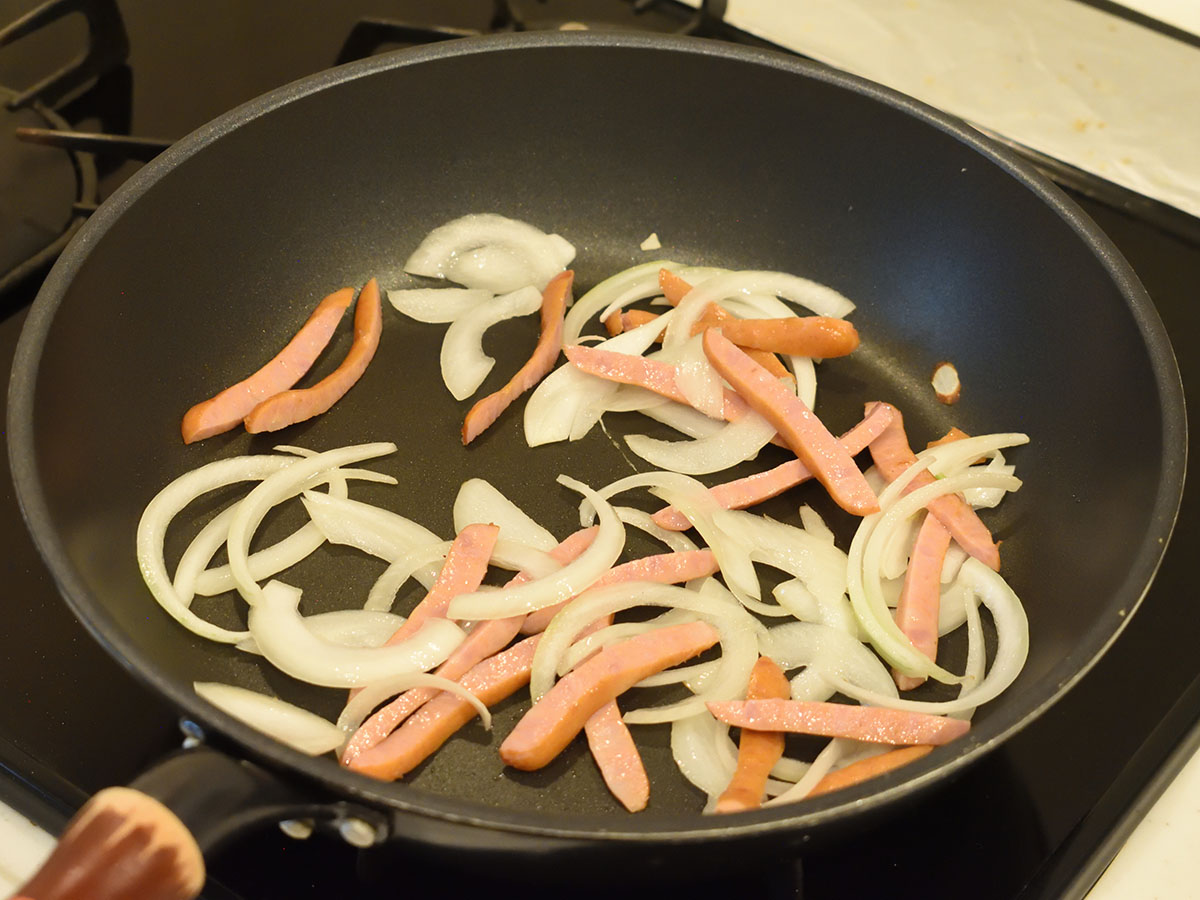 玉ねぎが透き通るまで炒めます