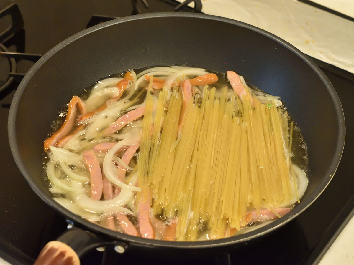 具とスパゲティを一緒に茹でます