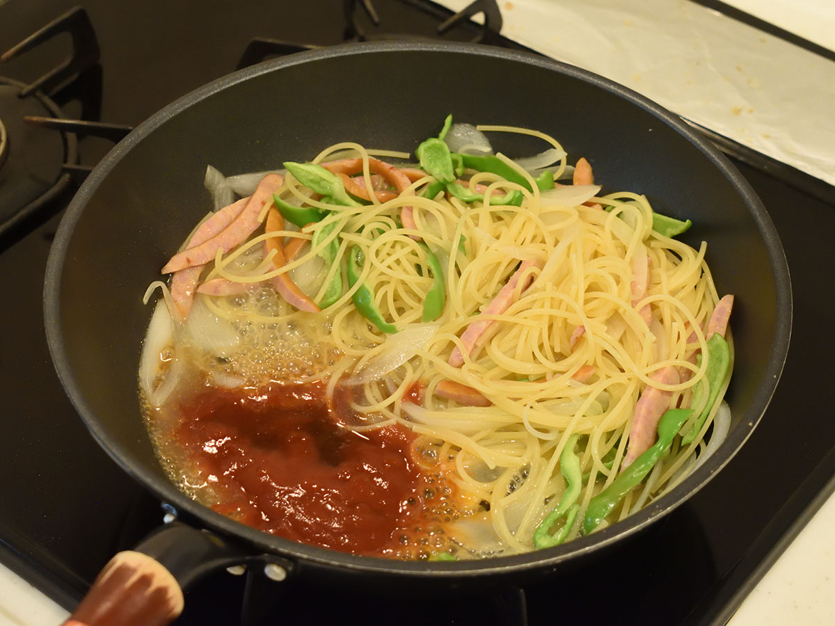 スペースを空けてケチャップを炒めます