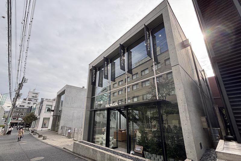 11月9日まで東京・青山の旗艦店「BALMUDA The Store Aoyama」にて開催される「life is creative.」では、「Sailing Lantern」や加湿器「Rain」の新モデルが展示される