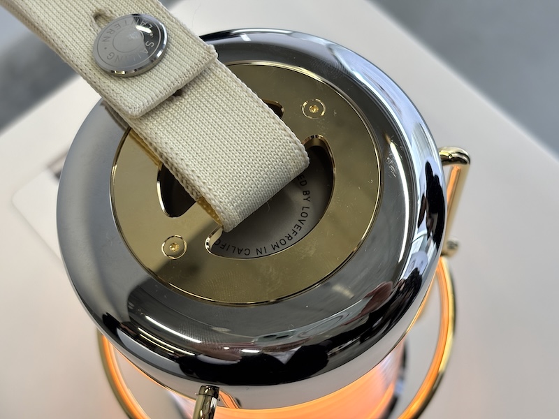 テクスチャー加工されたポリエステル製ランヤード(ストラップ)。塩水や紫外線など、ヨットでの使用での耐久性もテストされているという