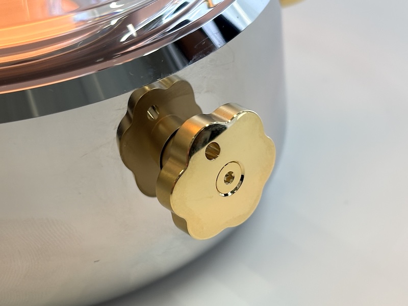 調光・調色を行なう回転式ダイヤル。花びらのような形でかわいい